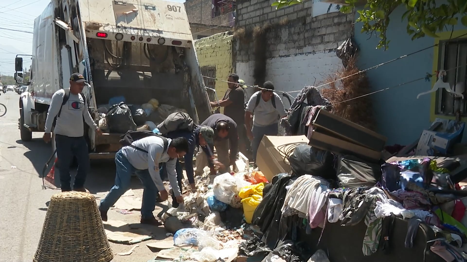 Hombre acumuló cuatro toneladas de basura afuera de su casa en Tepic